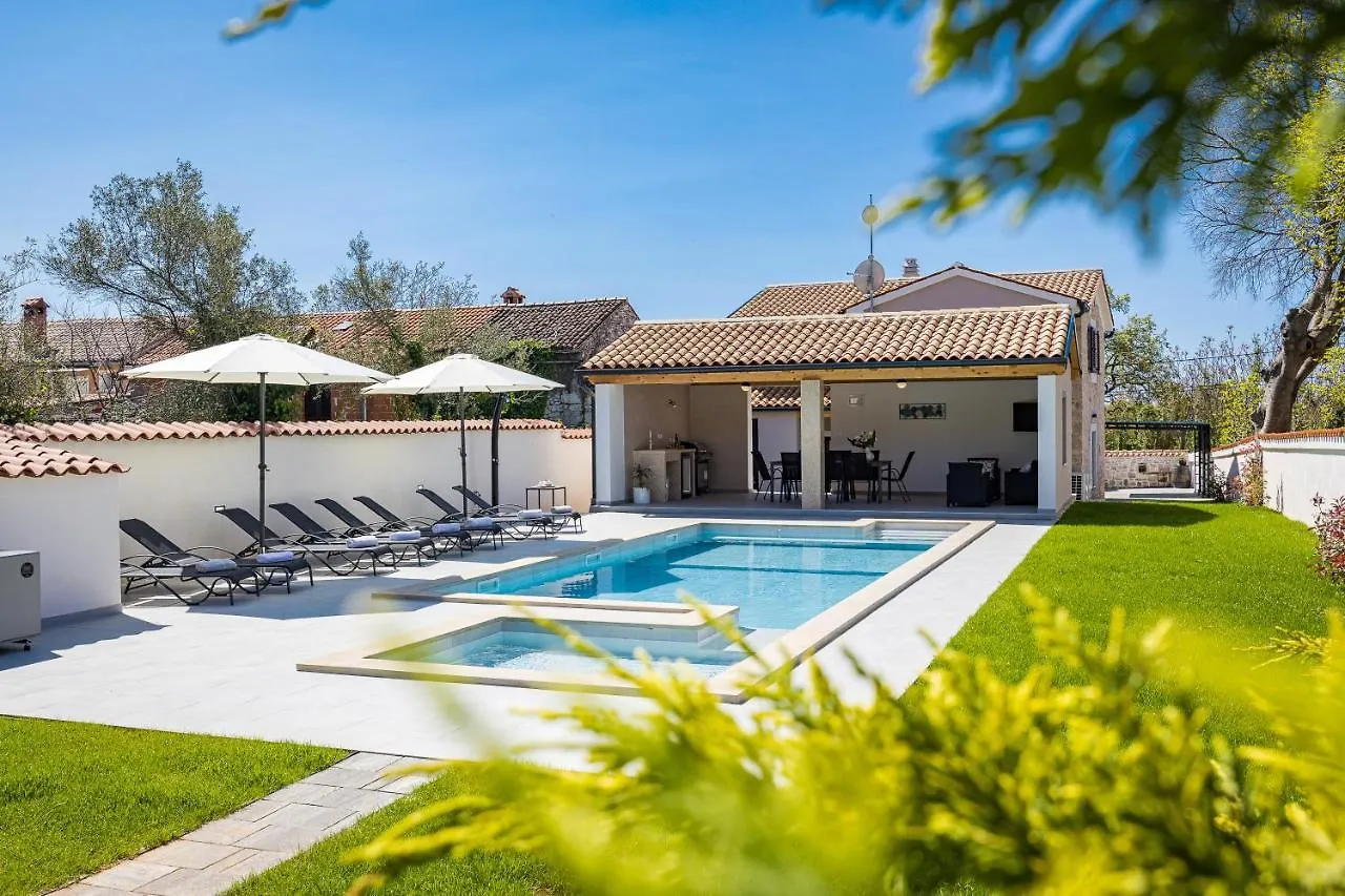 Villa Nola Mali Vareski